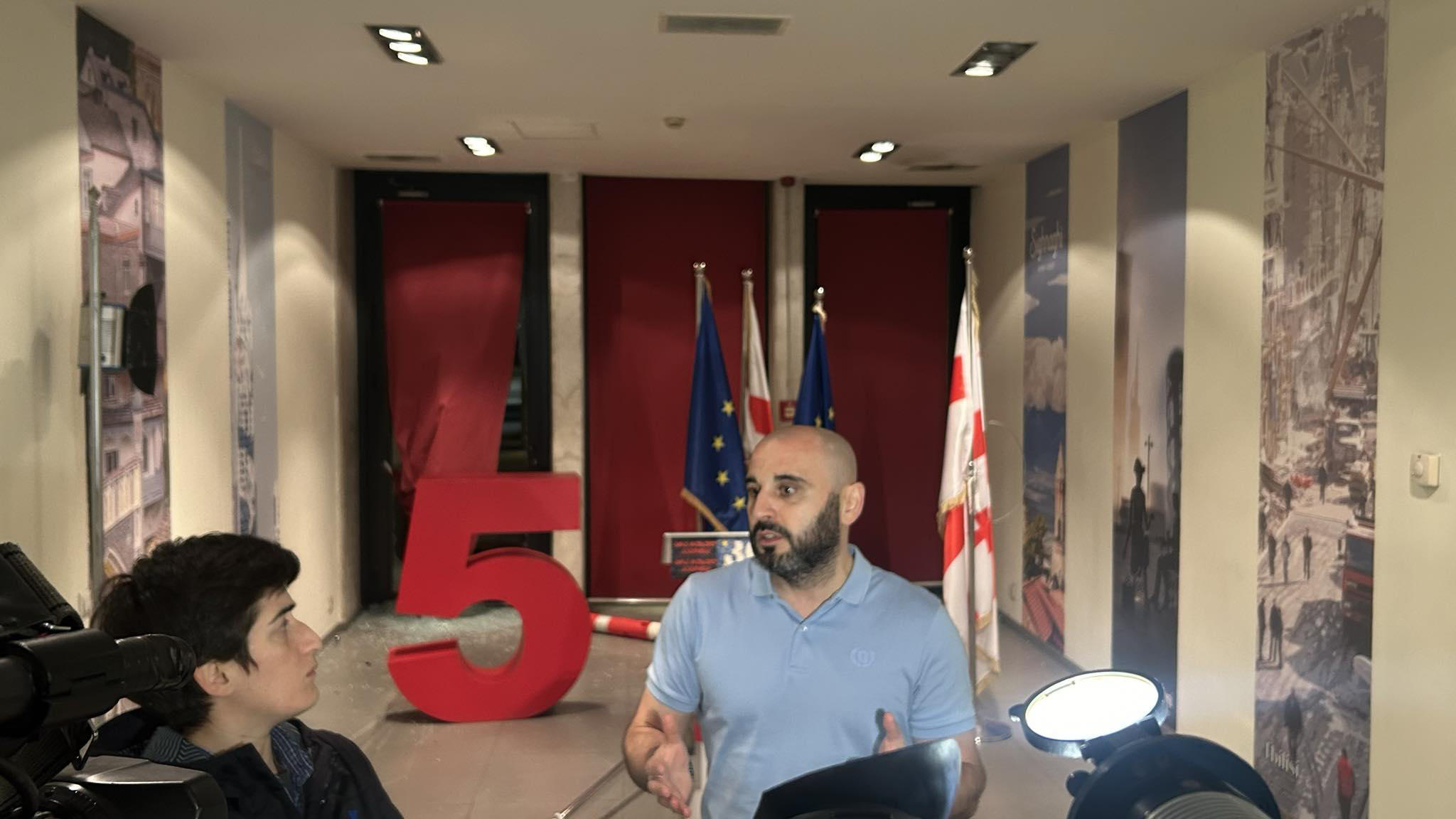 ლევან ხაბეიშვილი - 100-მდე შეიარაღებულმა „ტიტუშკამ“ დალეწა „ნაციონალური მოძრაობის“ ცენტრალური ოფისი და ცდილობდნენ შიგნით შემოჭრას, სადაც ვიყავი არასრულწლოვან შვილთან ერთად - ასე იქცევა მხდალი ხელისუფლება, ასე იქცევიან რუსეთში