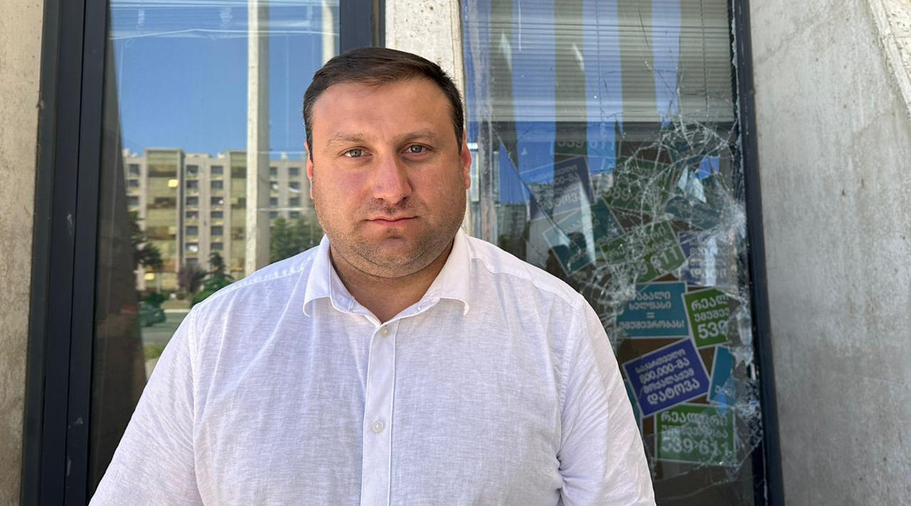 ლაშა ფარულავა - სუს-ი ივანიშვილის რეჟიმის კონტროლქვეშაა - მათი მხრიდან არაერთი სისულელე და ბოდვა მოგვისმენია ე.წ. რევოლუციურ სცენართან დაკავშირებით, მათი ანგარიშის მოსმენას არ დავესწრებით