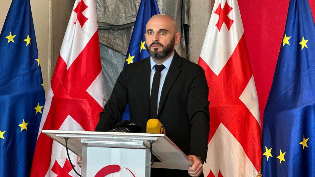 ლევან ხაბეიშვილი - სხვა ქვეყნიდან 300-500 კუნთმაგარი პირის ჩამოყვანა იგეგმება, რომლებიც არჩევნებზე თავ-პირს დაამტვრევენ ოპოზიციის მხარდამჭერებს - ჰკითხეთ კალაძეს და კობახიძეს, ნურმაგომედოვთან შეხვედრა ხომ არ უკავშირდებოდა ზონდერების ჩამოყვანას?