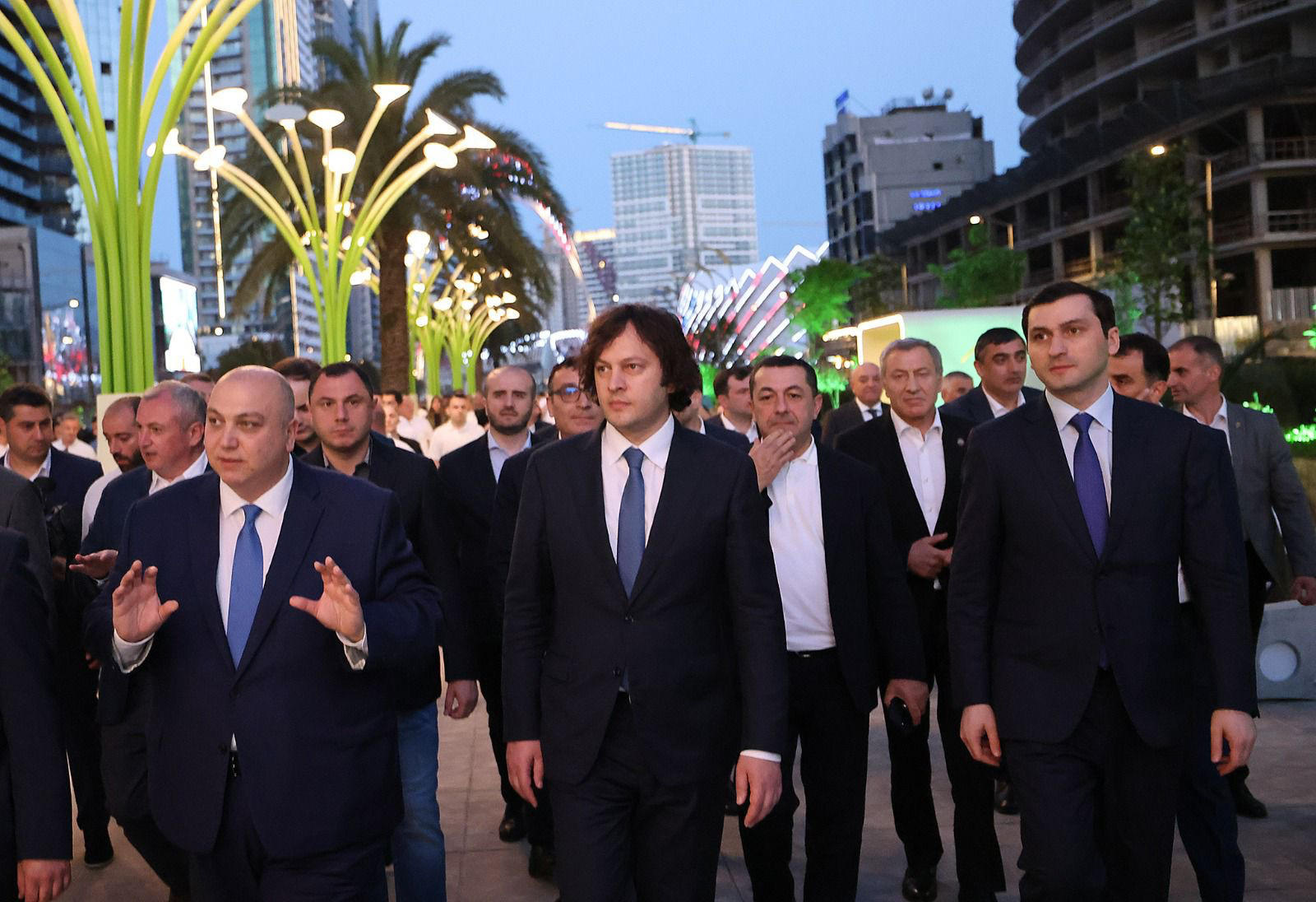 პრემიერ-მინისტრმა ბათუმის ახლად რეაბილიტირებული „გმირთა ხეივანი" დაათვალიერა