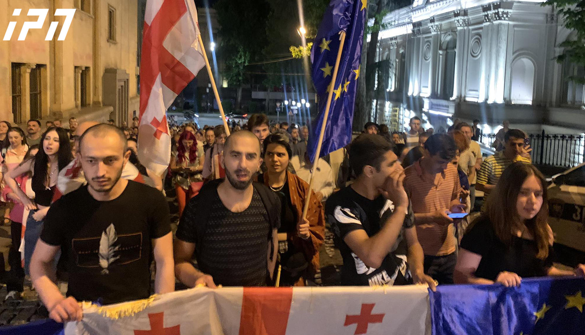 პარლამენტიდან მთავრობის ადმინისტრაციისკენ ლოზუნგით - „დაღალე რეჟიმი!“ მსვლელობა მიმდინარეობს