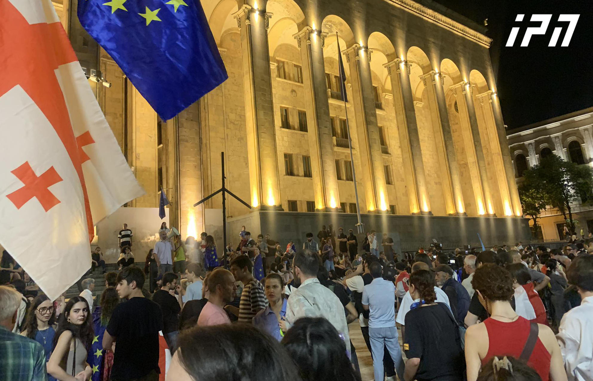პარლამენტთან „უცხოური გავლენის გამჭვირვალობის შესახებ” კანონის მოწინააღმდეგეები აქციას მართავენ - იგეგმება მსვლელობაც