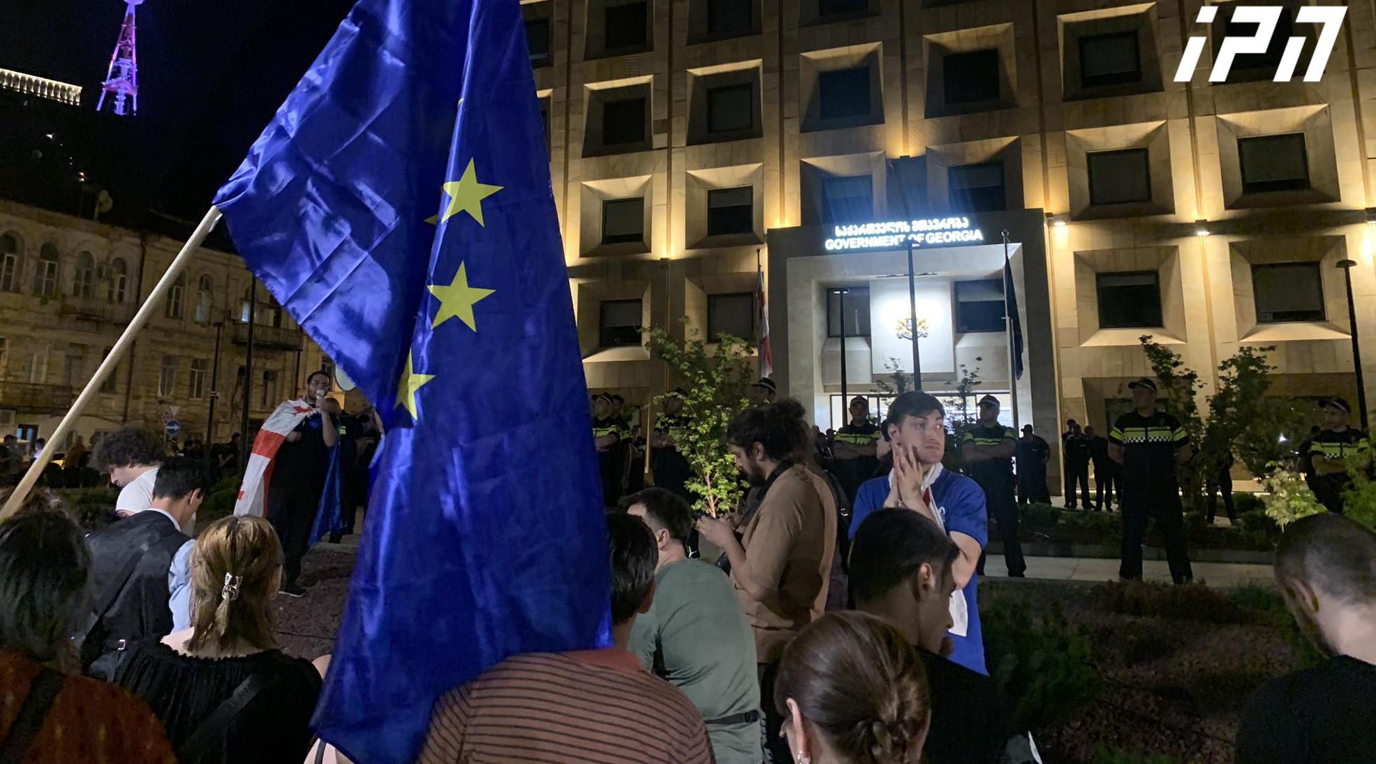 მთავრობის ადმინისტრაციასთან აქცია ლოზუნგით - „დაღალე რეჟიმი!“ მიმდინარეობს