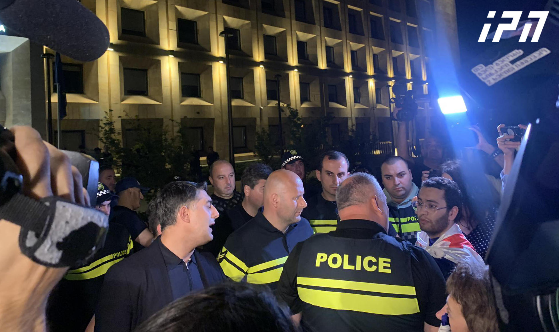 აქციის მონაწილეებსა და სამართალდამცავებს შორის ვითარება კვლავ დაიძაბა