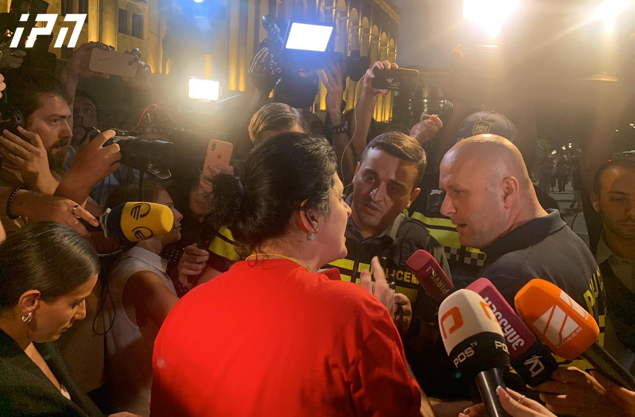 პარლამენტთან აქციის მონაწილეებსა და პოლიციას შორის სიტყვიერი დაპირისპირება მოხდა