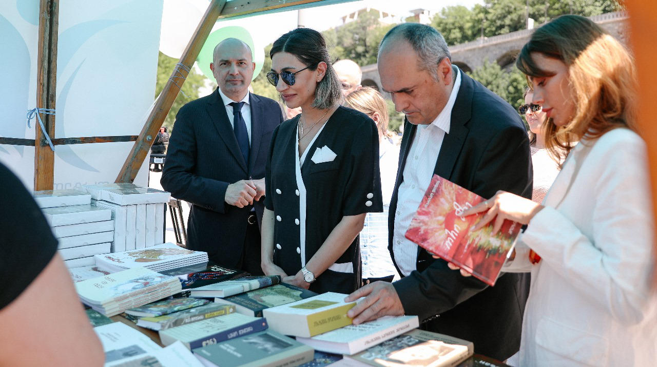 რიყის პარკში აფხაზეთიდან დევნილი მეწარმე ქალების ნაწარმის გამოფენა-გაყიდვა, „აფხაზური ეზო“ გაიმართა