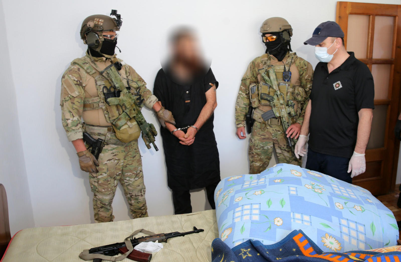 სუს-ი - ტერორისტულ დანაშაულზე მიმდინარე გამოძიების ფარგლებში, დაკავებულების სახლებიდან ამოღებულია ავტომატური ცეცხლსასროლი იარაღი, პისტოლეტები, ხელყუმბარები, „ისლამური სახელმწიფოს“ სიმბოლიკიანი დროშები