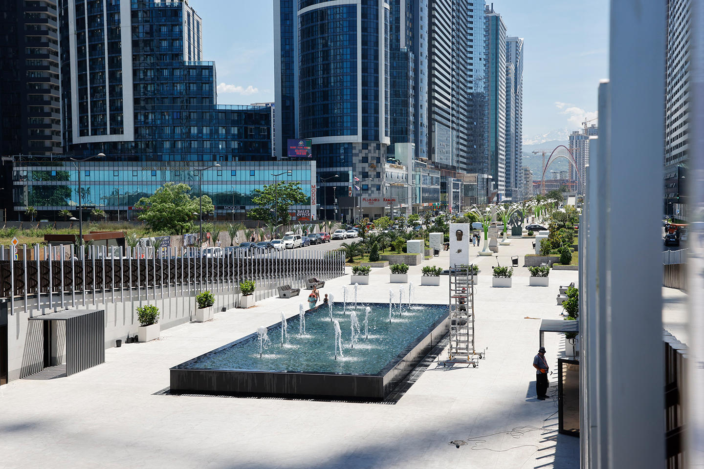 ბათუმის „გმირთა ხეივნის“ რეაბილიტაცია და საფეხმავლო სახიდე გადასასვლელების მშენებლობა დასრულდა