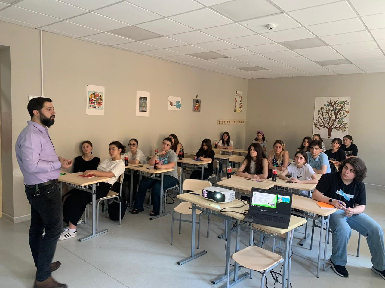 UNICEF-ის მხარდაჭერით, ენერგეტიკის სასწავლო ცენტრში მიმდინარე პროექტის ფარგლებში სკოლის მოსწავლეებთან შეხვედრები გაიმართა