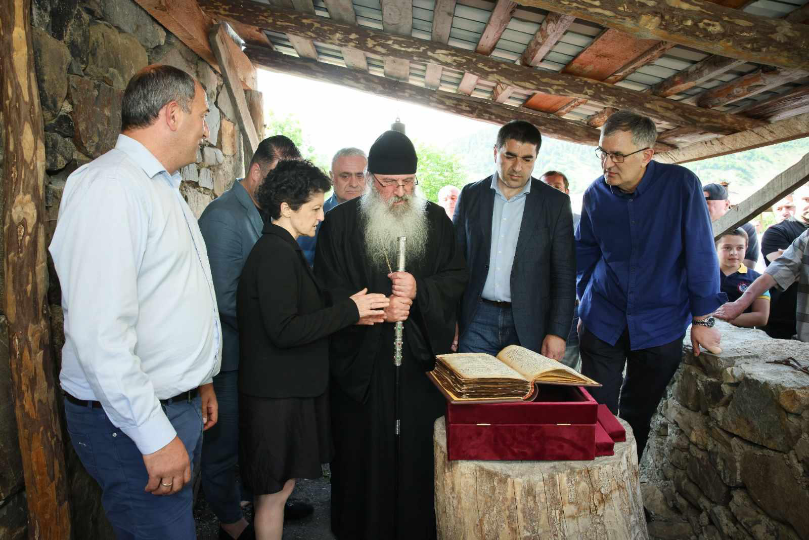 შალვა პაპუაშვილი -  ქურაშის ოთხთავით ვხედავთ იმ სულიერ კავშირს, რომელიც საუკუნეების განმავლობაში, ამ თემის მკვიდრებსა და ღმერთს შორის არსებობდა -იღვიძებს ის, რაც ჩვენს სისხლში ისტორიულად არის - ეროვნული სიამაყე,  სულიერება და რწმენა