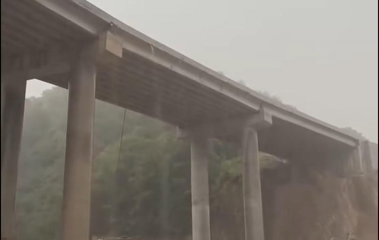 გზების დეპარტამენტში აცხადებენ, რომ რიკოთზე ძლიერი წვიმის შედეგად ლაფი ჩამოვიდა - ამ დროისთვის, გზა გაწმენდილია და საავტომობილო მოძრაობა აღდგენილი