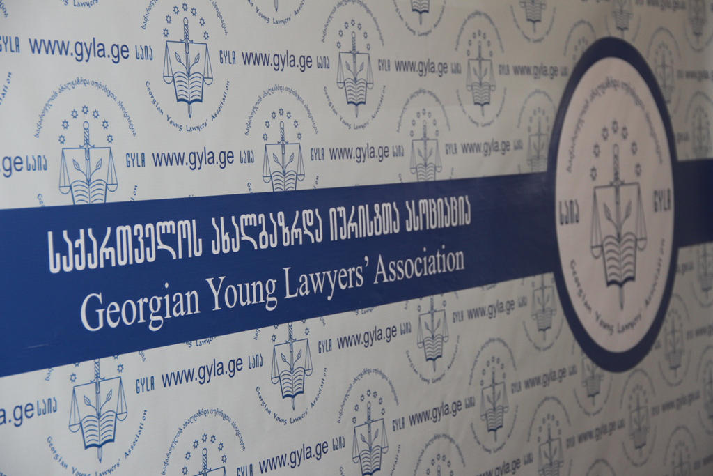 საია-ს ანგარიში - სამსახურიდან გაგდებით ემუქრებოდნენ საჯარო დაწესებულებაში დასაქმებულ პირებს, ასევე, აიძულებდნენ, სოციალურ ქსელებში მოეწონებინათ კახა კალაძის მიერ გამოქვეყნებული პოსტები