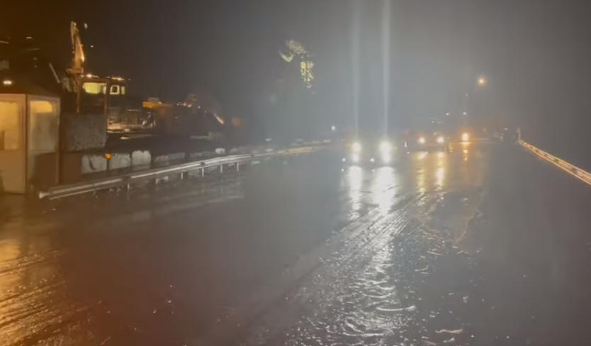 რიკოთზე გზის სავალ ნაწილზე ჩამოსული წყლისა და ტალახის გამო ავტოტრანსპორტის მოძრაობა დროებით შეზღუდული იყო