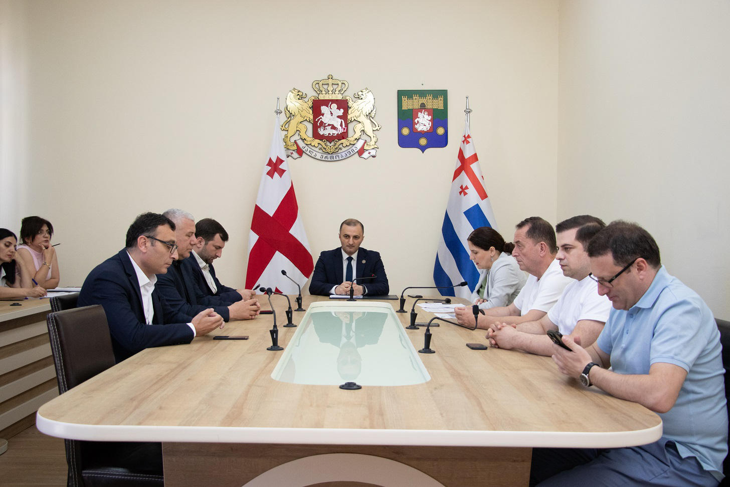 აჭარის უმაღლეს საბჭოში 13 ივნისის რიგგარეშე პლენარულ სხდომაზე „მინისტრის საათის“ ფორმატში, ჯანმრთელობისა და სოციალური დაცვის მინისტრს, ნინო ნიჟარაძეს მოუსმენენ