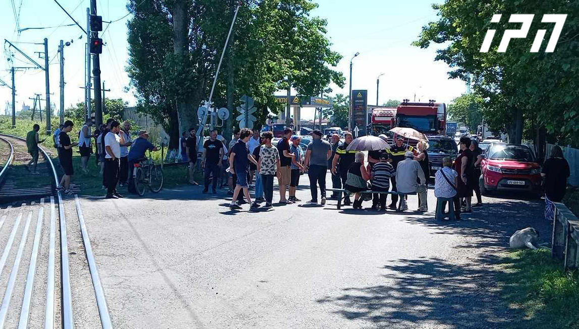 “ვითხოვთ სიცოცხლეს"- ამ ლოზუნგით ფოთში, დიალიზის პროგრამით მოსარგებლე  ბენეფიციარებმა აქცია გამართეს