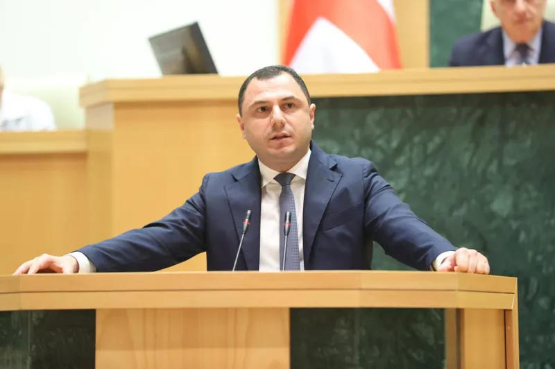 С 1 июля, в условиях полной загрузки, зарплата учителей, независимо от статуса, увеличится в среднем на 500 лари