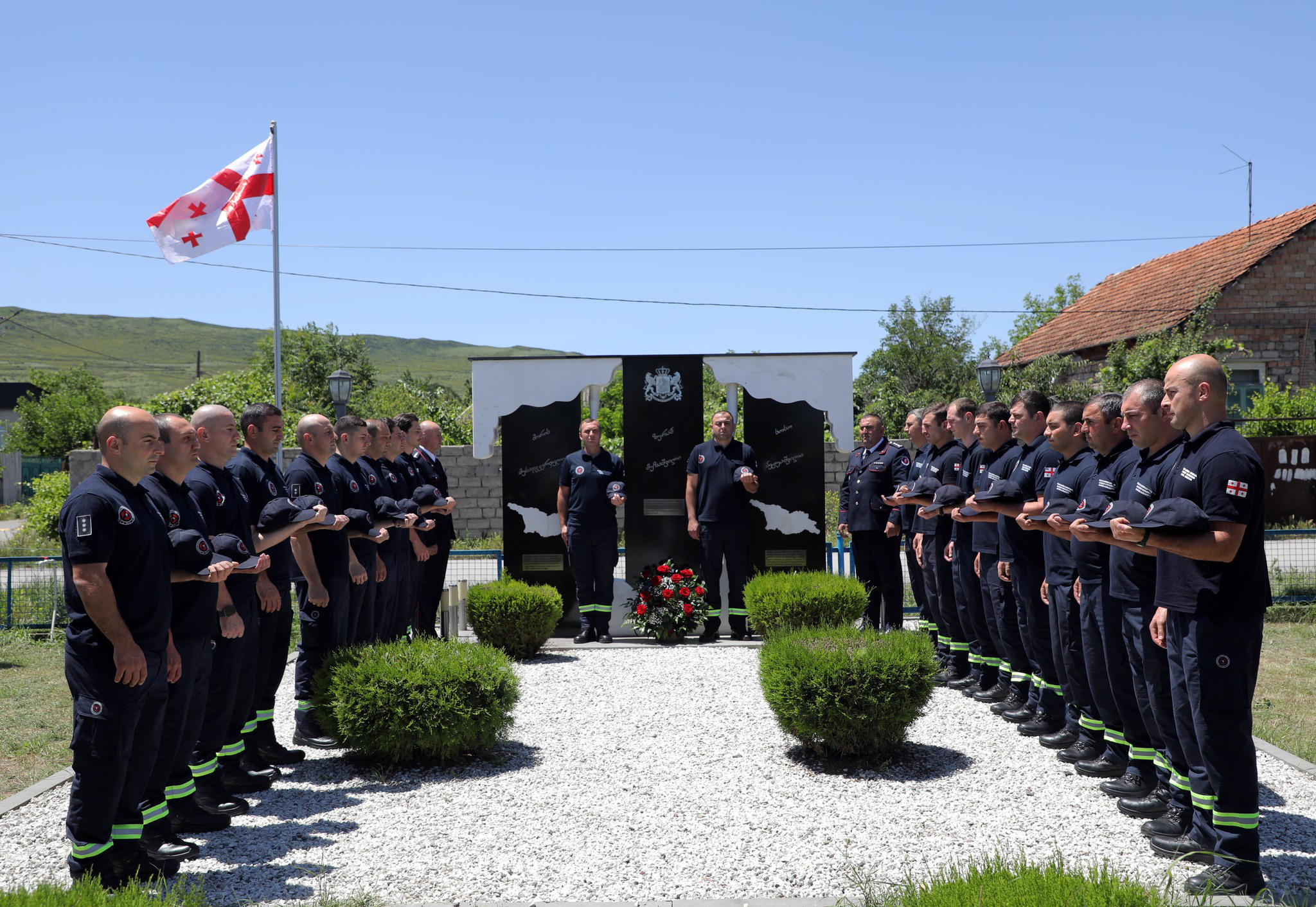 შსს-ს საგანგებო სიტუაციების მართვის სამსახურის წარმომადგენლებმა 13 ივნისს გარდაცვლილთა მემორიალთან დაღუპულთა ხსოვნას პატივი მიაგეს