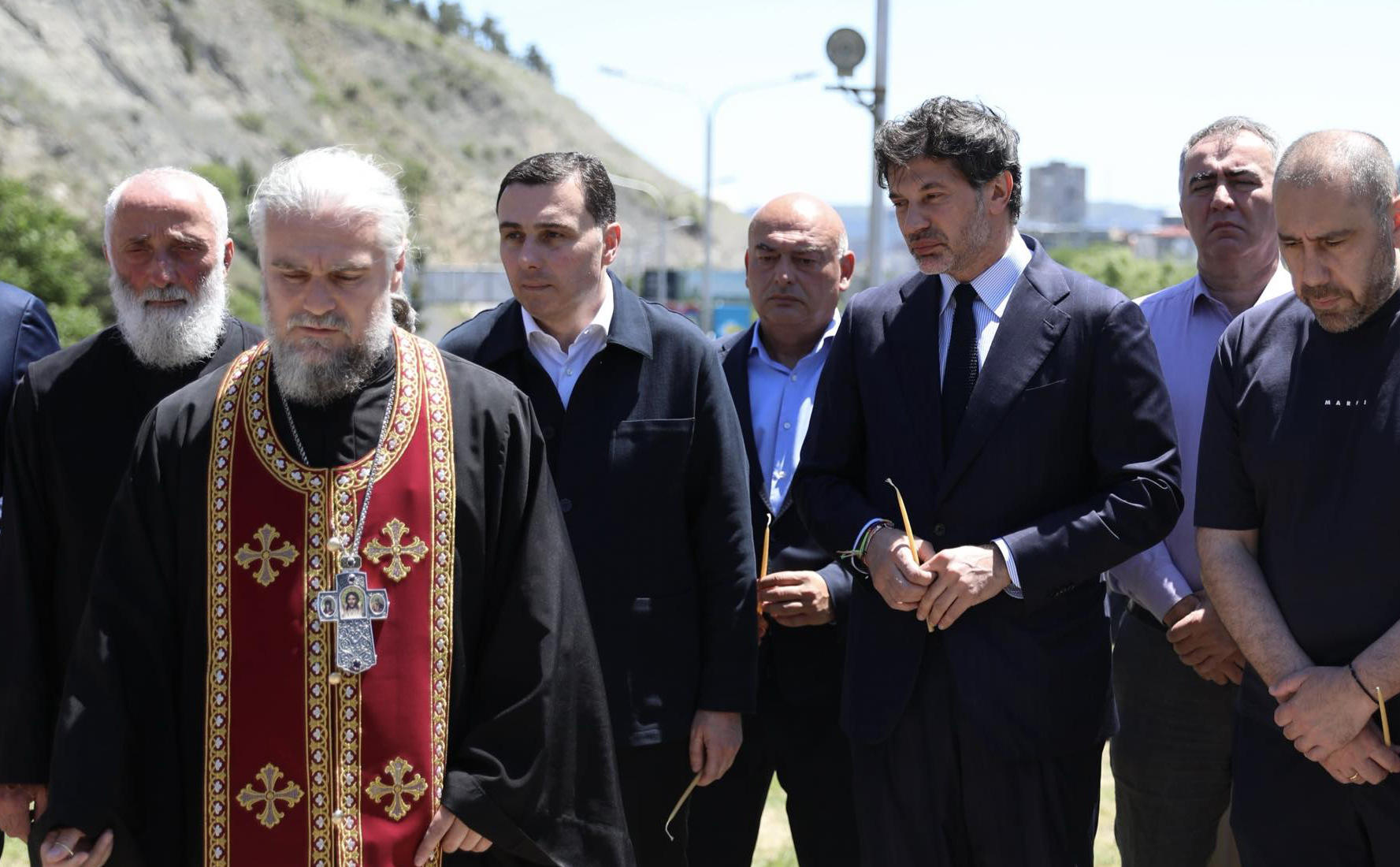 გიორგი ტყემალაძემ და საკრებულოს წევრებმა 13 ივნისს დაღუპულთა ხსოვნას პატივი მიაგეს