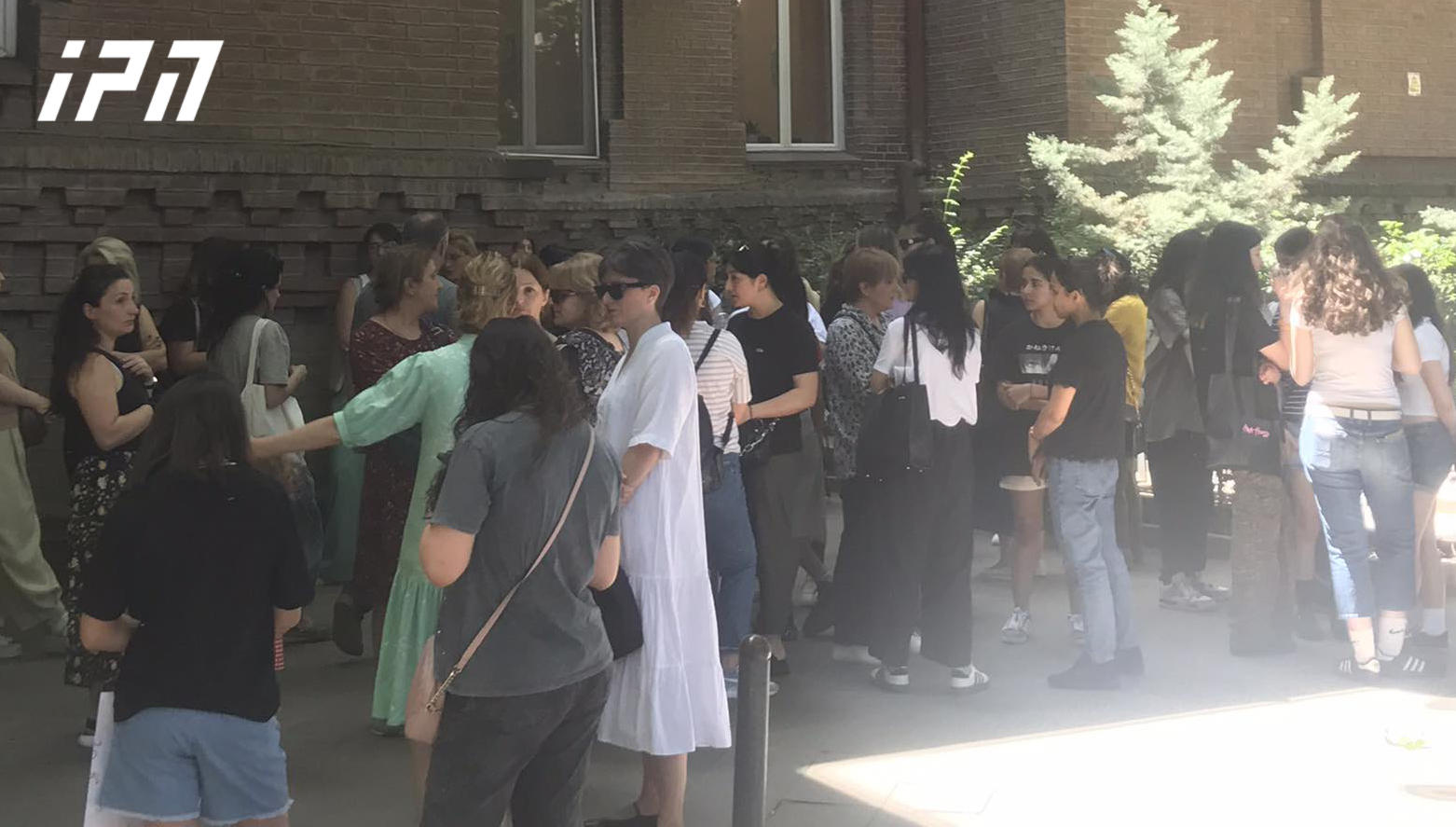 განათლების სამინისტროსთან 123-ე სკოლის პედაგოგებისა და მშობლების აქცია მიმდინარეობს