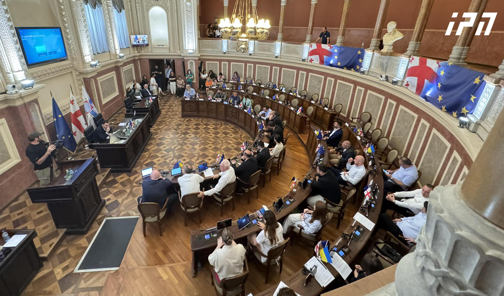 თბილისის საკრებულოში სხდომა მიმდინარეობს