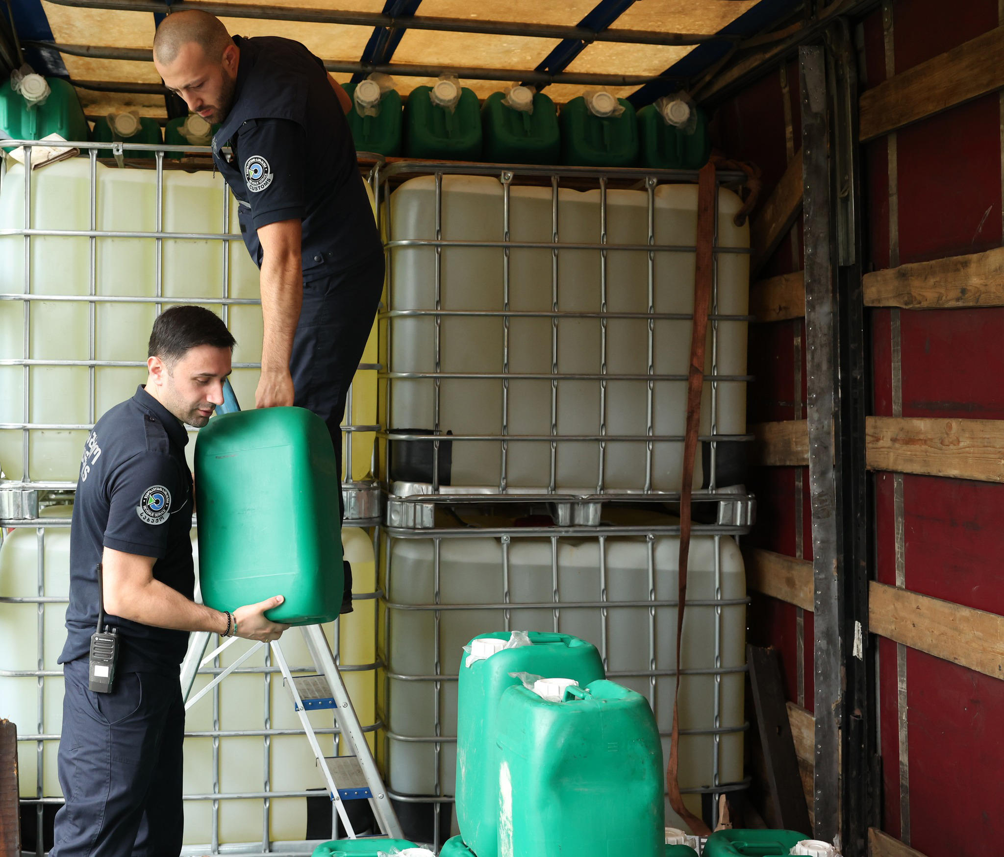 შემოსავლების სამსახური - წითელ ხიდზე 15 ტონამდე აღურიცხავი საწვავის შემოტანის ფაქტი აღიკვეთა