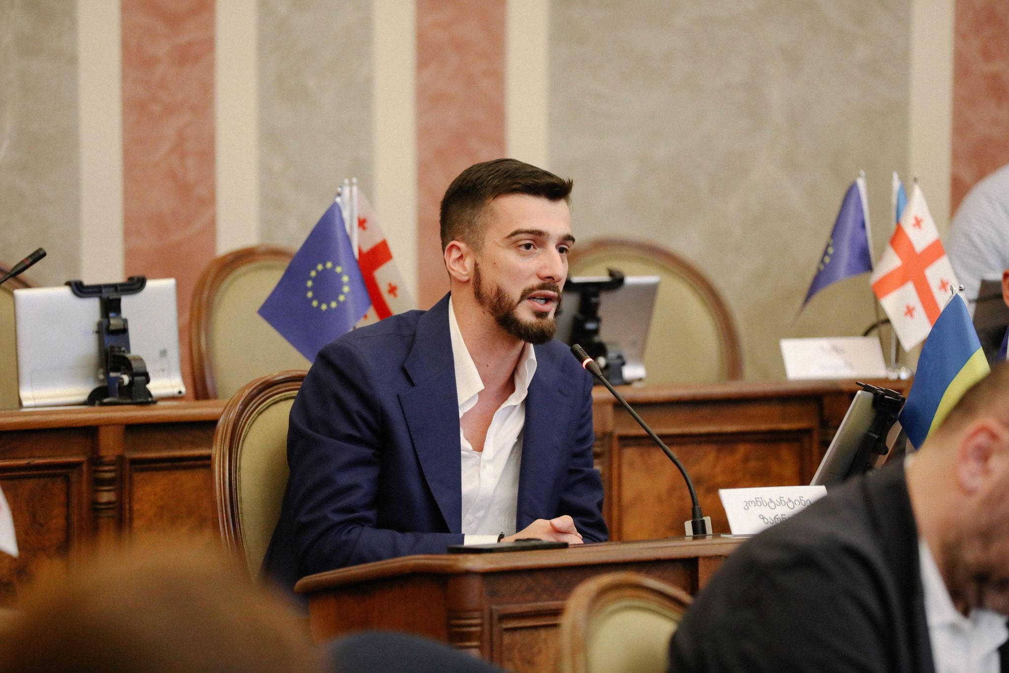 კონსტანტინე ზარნაძე - ოპოზიცია  არ ესწრება საკრებულოს სხდომას, რადგან ყველამ კარგად იცის, რომ სწორედ ისინი აპირებდნენ  იპოდრომის  მთელი ტერიტორიის განაშენიანებას