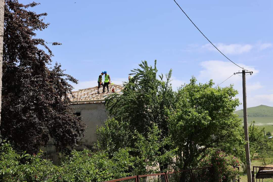 დმანისის მერმა სტიქიის შედეგად მაღალმთიანი რაიონებიდან დმანისის მუნიციპალიტეტში გადმოსახლებული ოჯახების საკუთრებაში არსებული სახლების სახურავების რეაბილიტაციის სამუშაოები ადგილზე შეაფასა