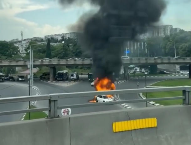 გმირთა მოედანზე ავტომობილს ცეცხლი გაუჩნდა