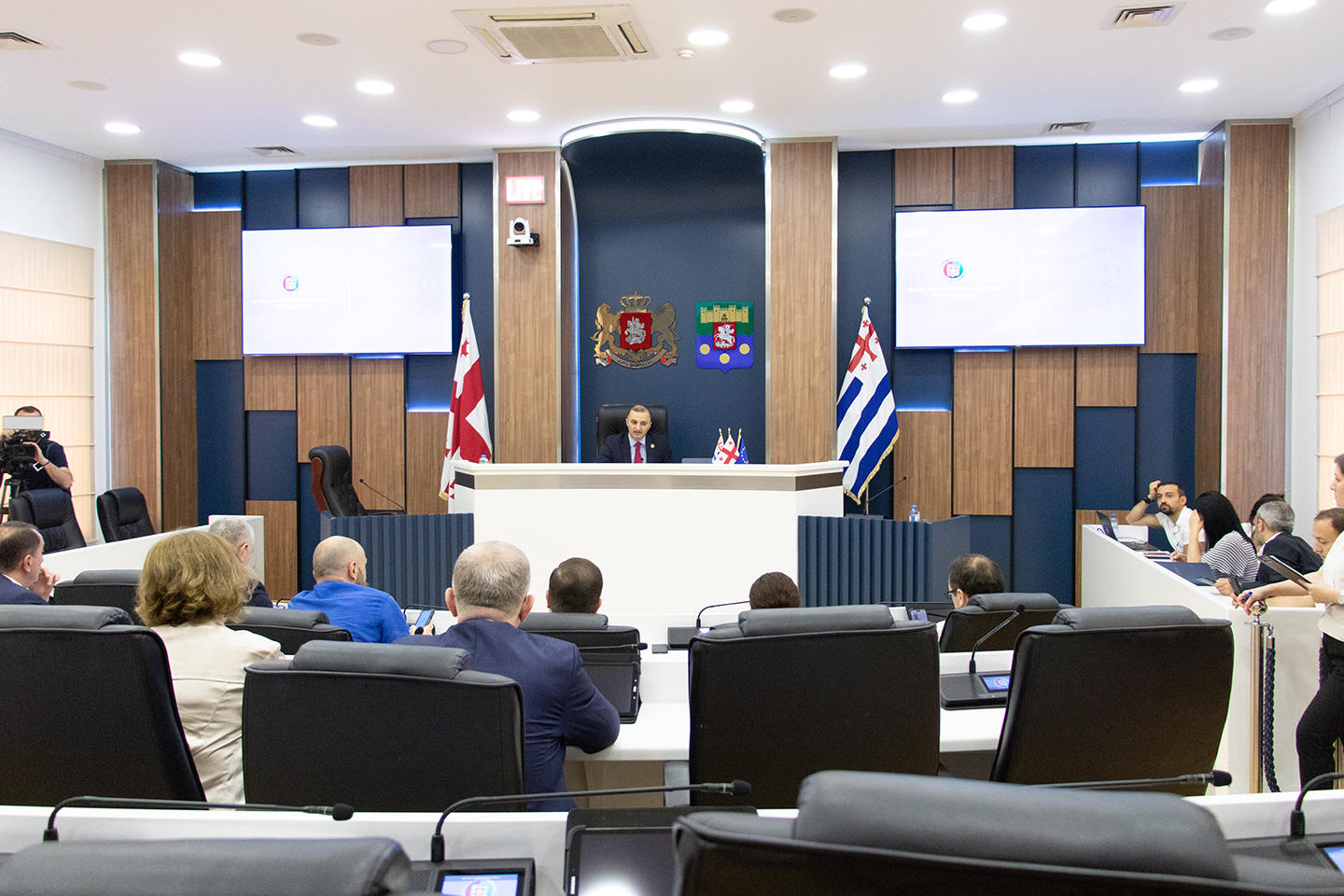 აჭარის უმაღლესი საბჭოს რიგგარეშე პლენარულ სხდომაზე, პარლამენტისთვის წარსადგენი, საზოგადოებრივი მაუწყებლის სამეურვეო საბჭოს წევრის - მეურვეობის კანდიდატი აირჩიეს