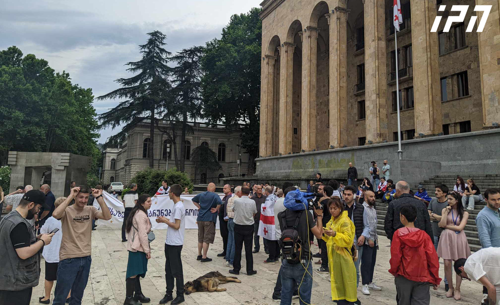 პარლამენტთან ახალგაზრდები აქციას მართავენ
