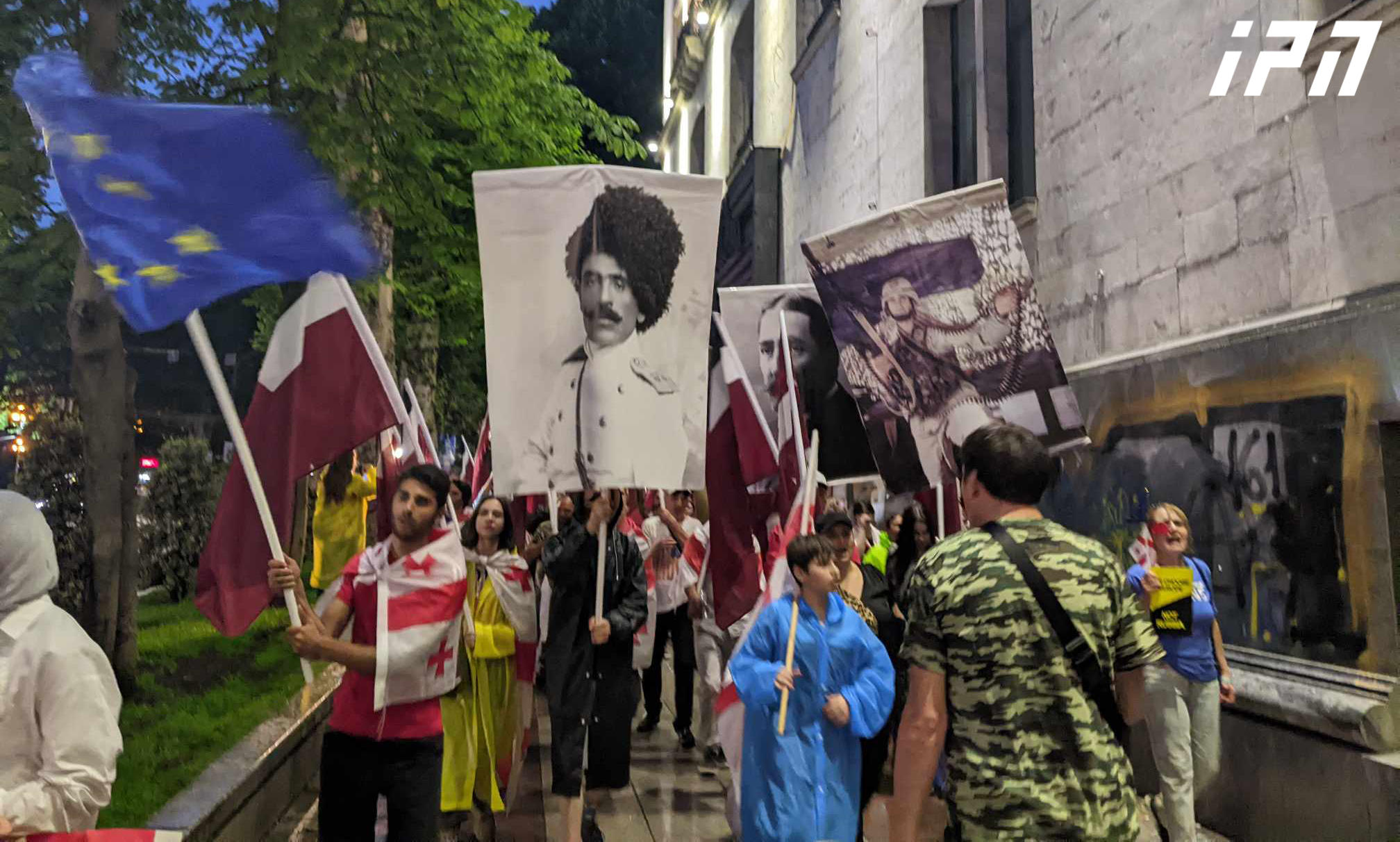 ახალგაზრდები გმირთა მოედნის მიმართულებით მსვლელობას მართავენ