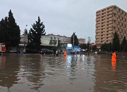 რუსთავში ძლიერი წვიმის შედეგად ქუჩები დაიტბორა