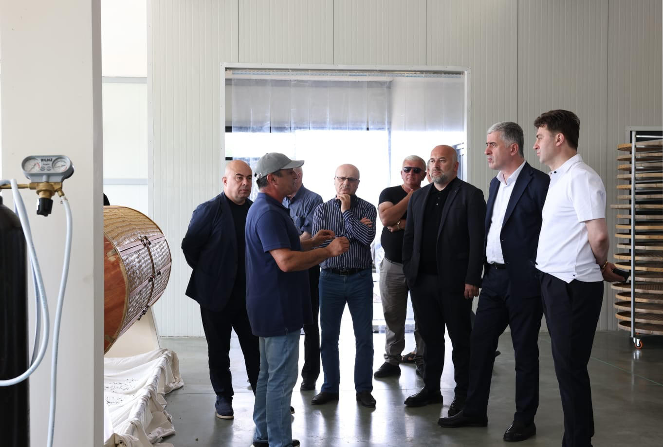 გარემოს დაცვისა და სოფლის მეურნეობის მინისტრმა ტყიბულში ჩაის გადამმუშავებელი საწარმო დაათვალიერა