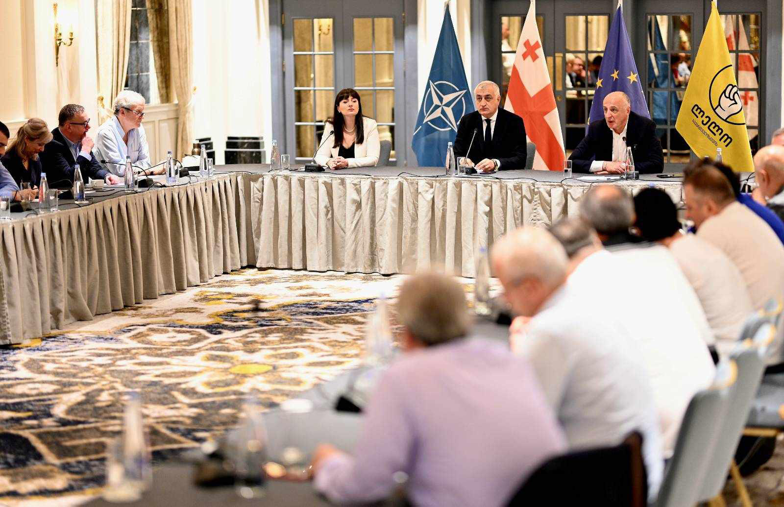 „ლელო“ ინიციატივით, ეროვნული უსაფრთხოების გამოწვევებსა და ანაკლიის პორტის გეოპოლიტიკურ მნიშვნელობაზე ექსპერტებსა და „ლელოს“ ლიდერებს შორის შეხვედრა-დისკუსია მიმდინარეობს