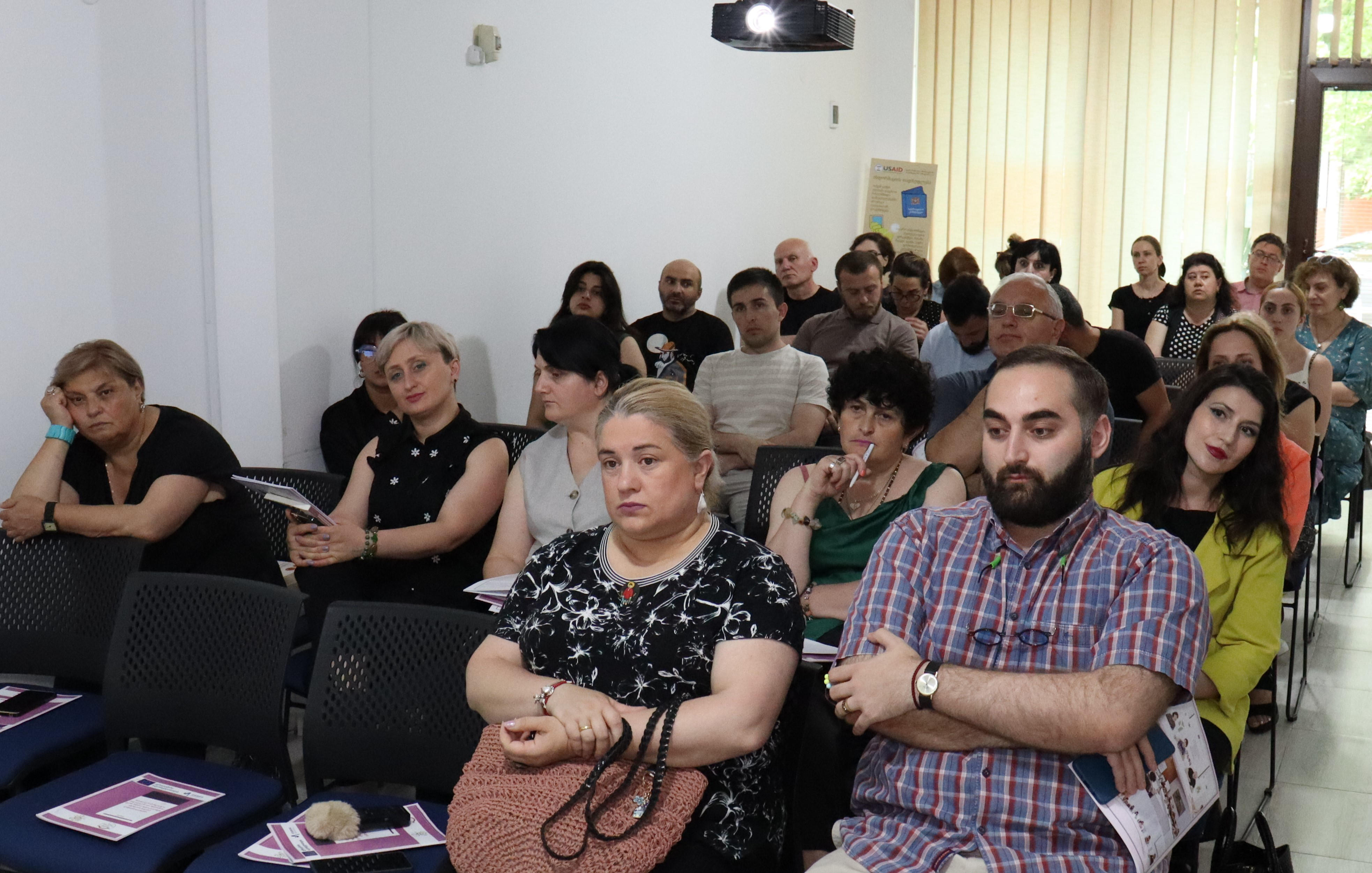 პროფკავშირების გაერთიანებამ და რეგიონული ინიციატივების ცენტრმა იმერეთის შვიდი მუნიციპალიტეტის საჯარო მოხელეებისთვის საინფორმაციო შეხვედრები გამართეს