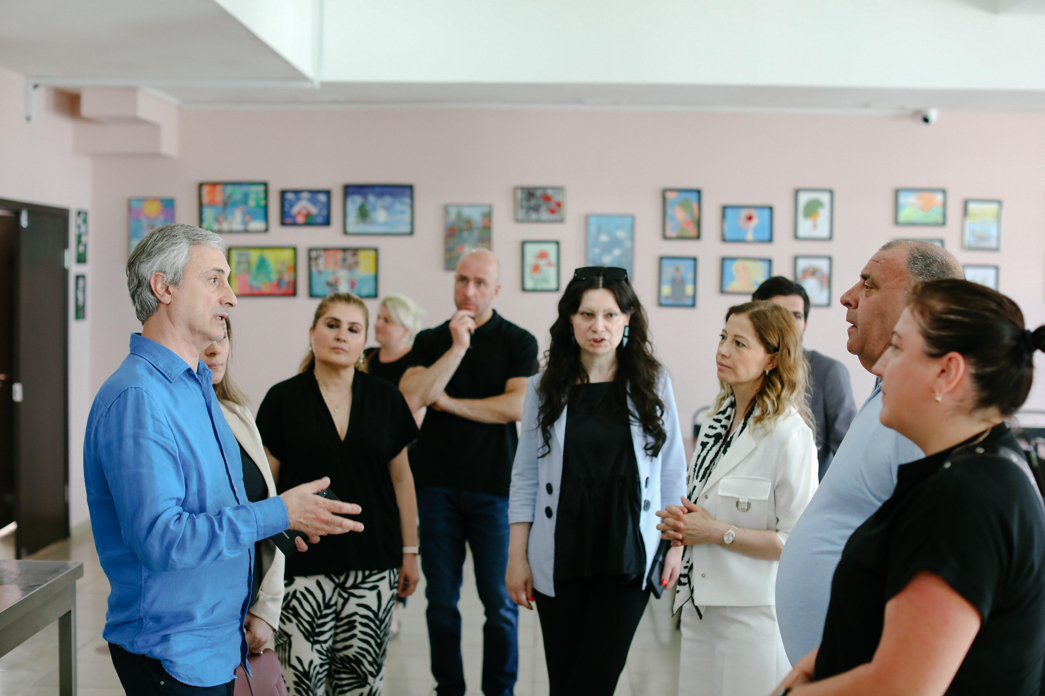 ზურაბ ჩიკვილაძე უცხოელ პარტნიორებთან ერთად „თბილისის მუნიციპალურ თავშესაფარს“ ეწვია