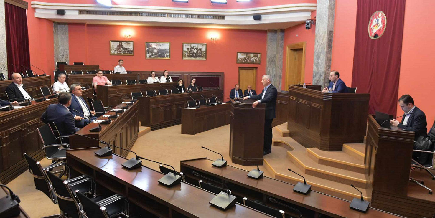იურიდიულ საკითხთა კომიტეტმა საქართველოს ახალარჩეული პრეზიდენტის ფიცის დადების წესთან დაკავშირებით ცვლილება პირველი მოსმენით განიხილა