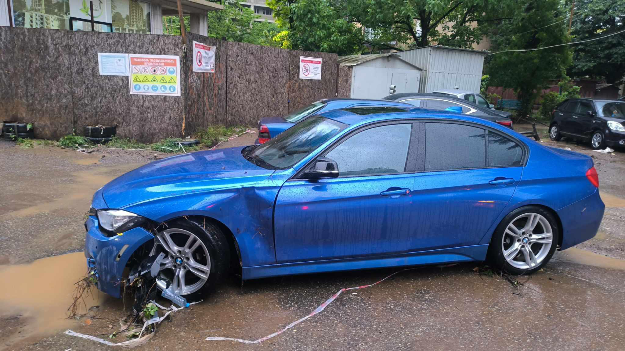 ქუთაისში მდინარე ოღასკურა კალაპოტიდან გადმოვიდა - დატბორილია ქუჩები და კორპუსების სარდაფები, დაზიანებულია ავტომობილები