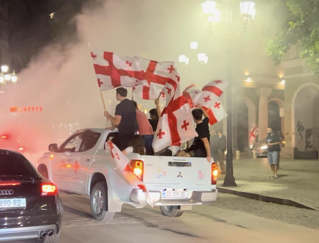 ქართველი ქომაგები პორტუგალიასთან გამარჯვებას ზეიმობენ