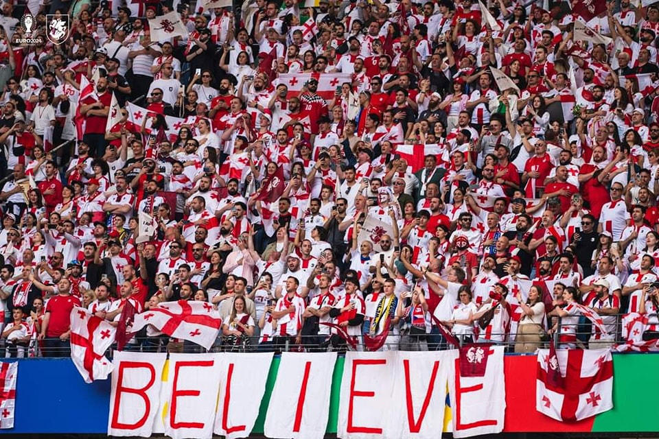 აშშ-ის საელჩო - საქართველოს ნაკრები აგრძელებს გაუტეხელი სულის ჩვენებას - გილოცავთ ამ საოცარ გამარჯვებასა და დიდებულ თამაშს