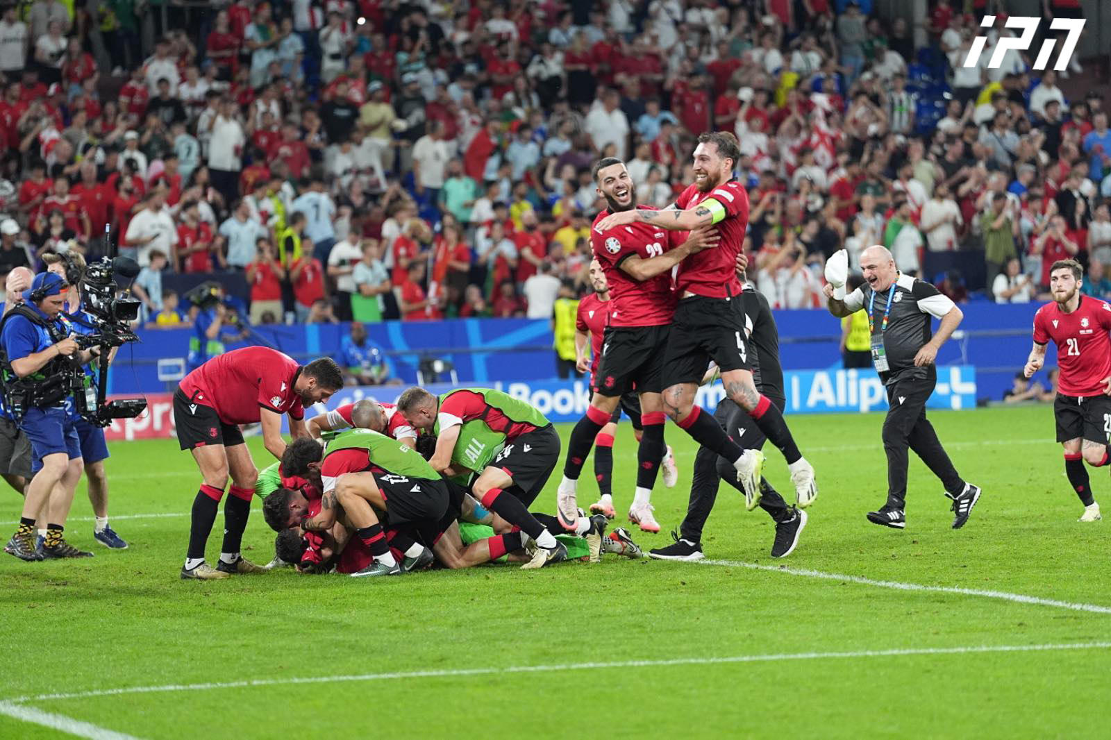 აშშ-ის საელჩო - მადლობას ვუხდით ეროვნულ ნაკრებს ევროპის ჩემპიონატზე შესანიშნავი გამოსვლისთვის - რა ამაღელვებელი თამაში და ისტორიული გზაა - გისურვებთ კიდევ მრავალ წარმატებას