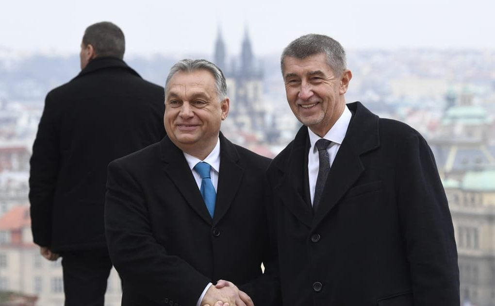 ვიქტორ ორბანი, ჩეხეთის ყოფილი პრემიერი და ავსტრიის ულტრამემარჯვენე პარტიის ლიდერი ევროპარლამენტში ჯგუფს ქმნიან
