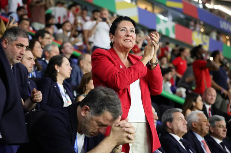 პრეზიდენტი დღეს ფეხბურთის ეროვნული ნაკრების წევრებსა და ფედერაციის წარმომადგენლებს ღირსების ორდენებსა და მედლებს გადასცემს