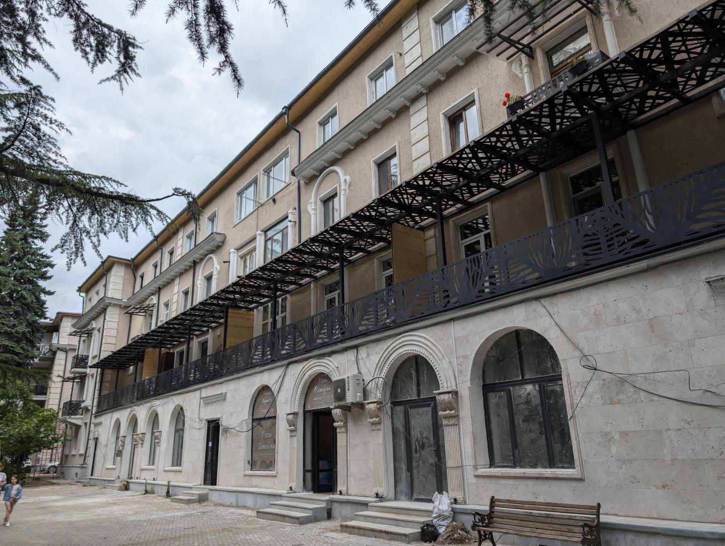 ბორჯომში, რუსთაველის ქუჩის N85, N91 და N93-ში მრავალბინიანი საცხოვრებელი სახლების ფასადების რეაბილიტაცია დასრულდა