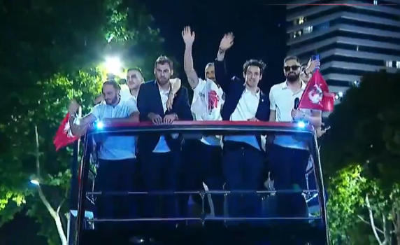 Футболисты национальной сборной направляются от стадиона имени Михаила Месхи к площади Свободы