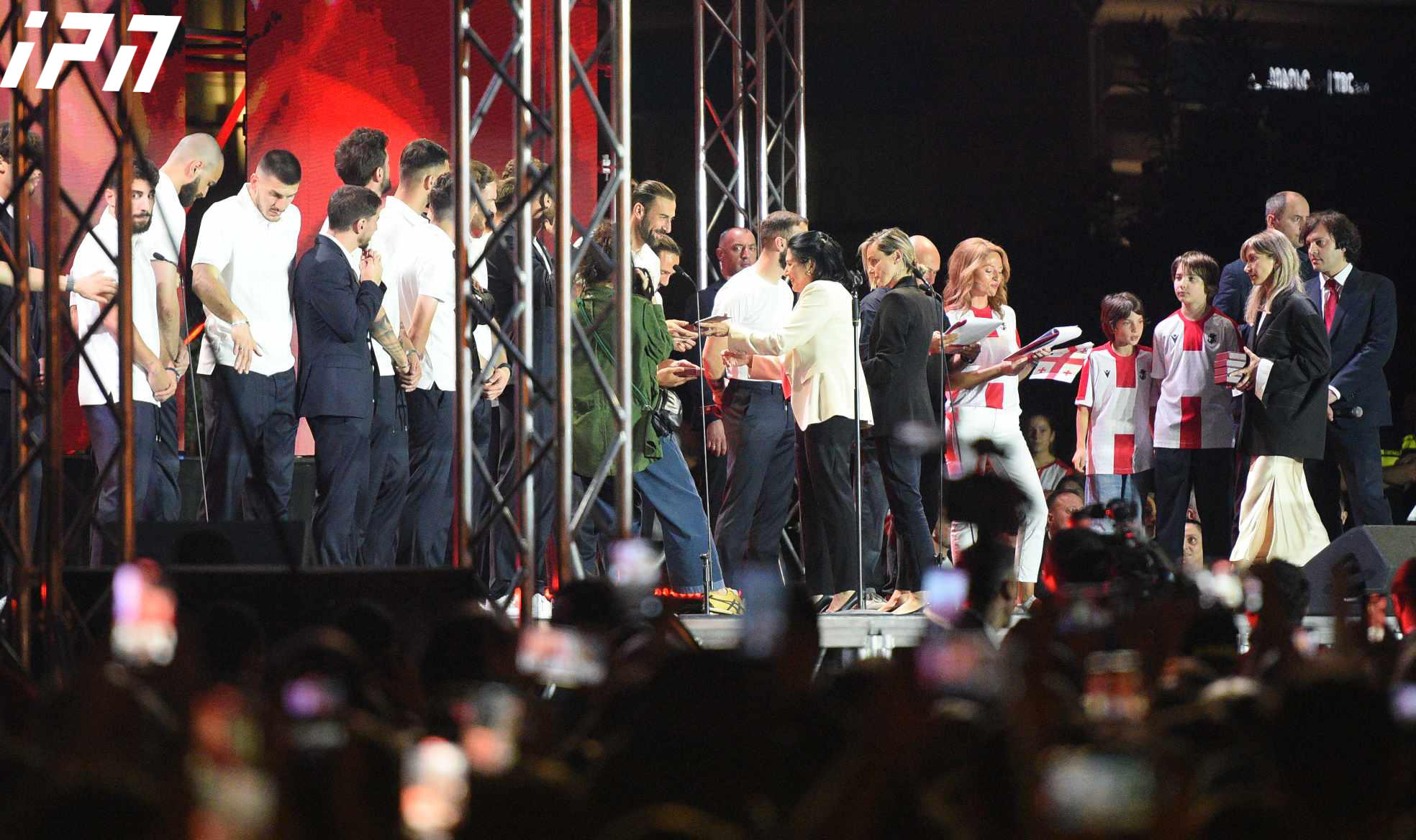 საქართველოს პრეზიდენტმა ეროვნული ნაკრებისა და ფეხბურთის ფედერაციის წევრები ღირსების ორდენებით დააჯილდოვა