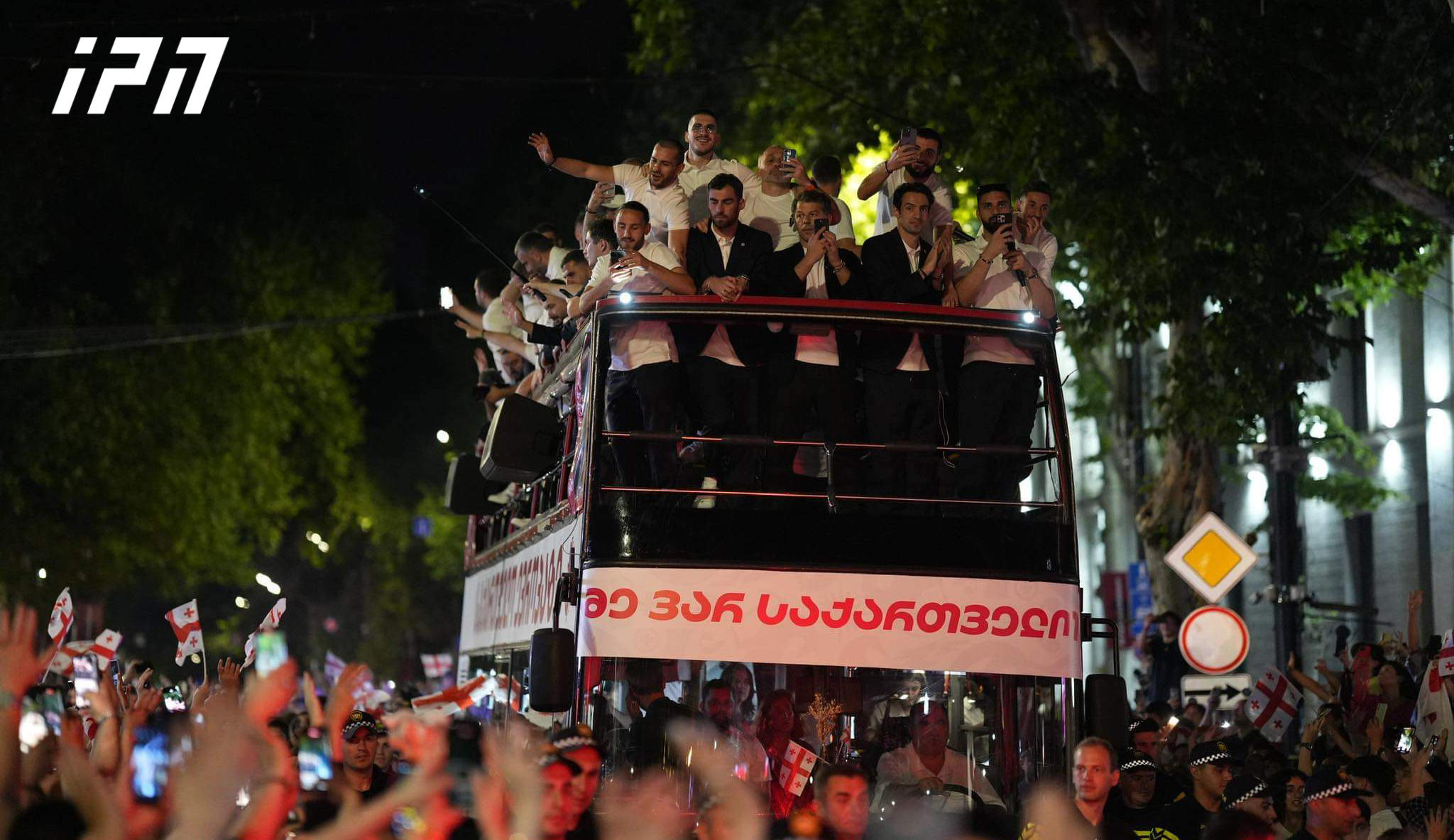Reuters - ათასობით ქართველი თავისუფლების მოედანზე ეროვნულ საფეხბურთო ნაკრებთან შესახვედრად შეიკრიბა - ქართველმა ფეხბურთელებმა ამაღელვებელი თამაშებისთვის მთელს ევროპაში შექება დაიმსახურეს