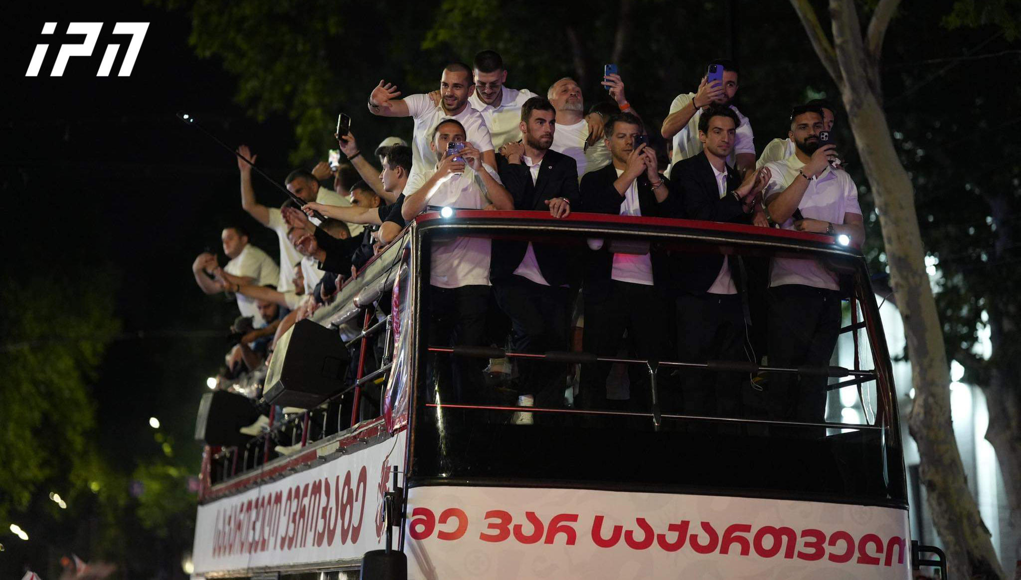 ეროვნული ნაკრების ფეხბურთელები მიხეილ მესხის სახელობის სტადიონიდან თავისუფლების მოედნისკენ მსვლელობით მიდიან