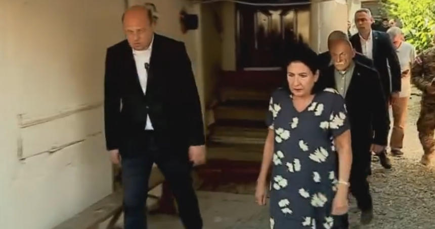 პრეზიდენტი გორში, დაღუპული პილოტის, კახაბერ ზურაბაშვილის პანაშვიდზე იმყოფებოდა
