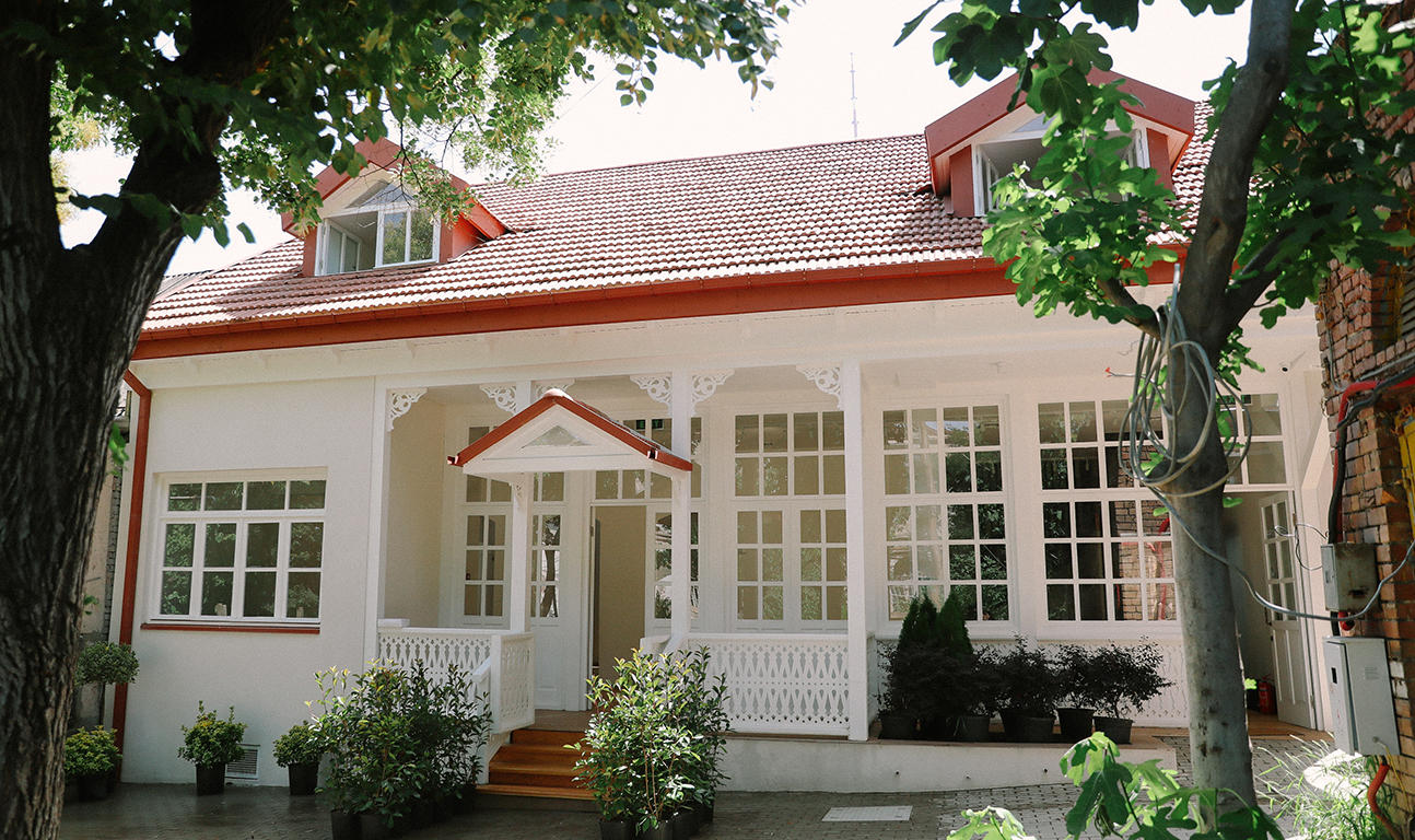 გიორგი ტყემალაძემ, საკრებულოს წევრებთან ერთად, მერაბ კოსტავას მემორიალურ სახლ-მუზეუმში ჩატარებული სარეაბილიტაციო სამუშაოები დაათვალიერა